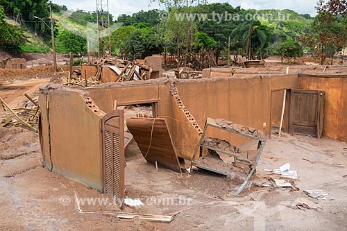  Ruína de casa no distrito de Paracatu de Baixo após o rompimento de barragem de rejeitos de mineração da empresa Samarco em Mariana (MG)  - Mariana - Minas Gerais (MG) - Brasil