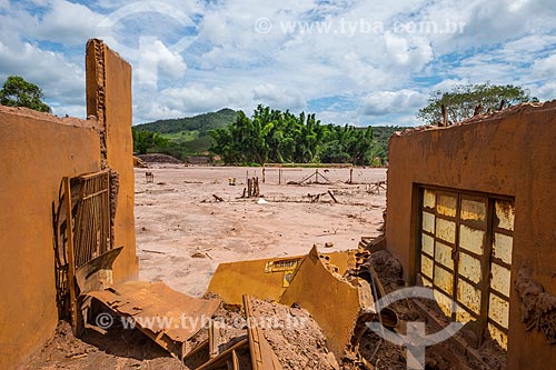  Ruína de casa no distrito de Paracatu de Baixo após o rompimento de barragem de rejeitos de mineração da empresa Samarco em Mariana (MG)  - Mariana - Minas Gerais (MG) - Brasil