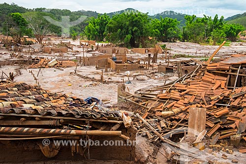 Ruínas de casas no distrito de Paracatu de Baixo após o rompimento de barragem de rejeitos de mineração da empresa Samarco em Mariana (MG)  - Mariana - Minas Gerais (MG) - Brasil