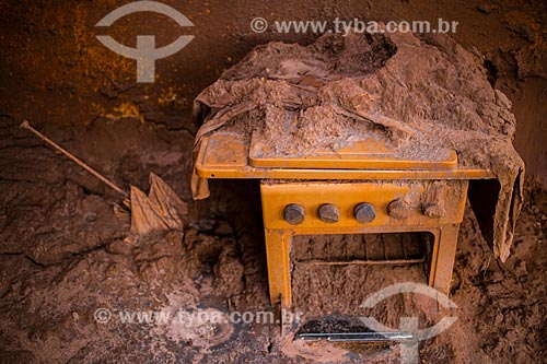  Mobiliário de casa soterrada pela lama no distrito de Paracatu de Baixo após o rompimento de barragem de rejeitos de mineração da empresa Samarco em Mariana (MG)  - Mariana - Minas Gerais (MG) - Brasil