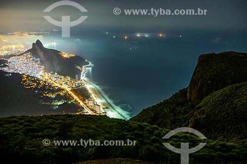  Vista noturna de São Conrado com Favela da Rocinha e Morro Dois Irmãos - Vista à partir da Pedra da Gávea  - Rio de Janeiro - Rio de Janeiro (RJ) - Brasil