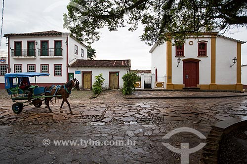  Carroça no Largo das Forras com a Capela do Senhor Bom Jesus da Pobreza (1771) à direita  - Tiradentes - Minas Gerais (MG) - Brasil