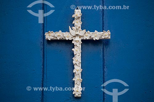  Detalhe de crucifixo ornado com flores e a imagem da pomba do Espírito Santo  - Tiradentes - Minas Gerais (MG) - Brasil