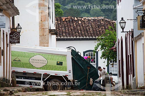  Coleta de lixo na cidade de Tiradentes  - Tiradentes - Minas Gerais (MG) - Brasil