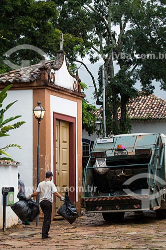  Coleta de lixo em frente à Capela dos Passos da Paixão (1740)  - Tiradentes - Minas Gerais (MG) - Brasil