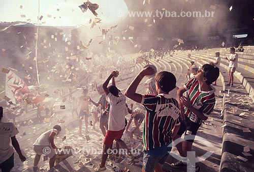  Torcida do Fluminense com o pó de arroz no Estádio Jornalista Mário Filho (1950) - também conhecido como Maracanã  - Rio de Janeiro - Rio de Janeiro (RJ) - Brasil