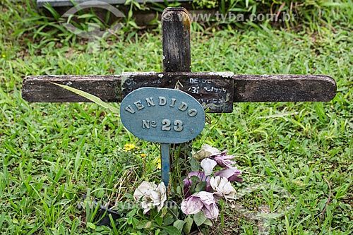  Túmulo no cemitério da Igreja de Nossa Senhora das Mercês (século XVIII) com placa que diz: vendido nº 23  - Tiradentes - Minas Gerais (MG) - Brasil