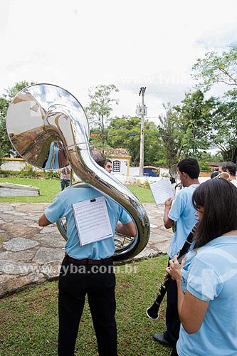  Sousafone em banda marcial tocando durante a Procissão da Rasoura - em volta da Igreja de Nossa Senhora das Mercês (século XVIII) - festividade de Bom Jesus dos Passos  - Tiradentes - Minas Gerais (MG) - Brasil