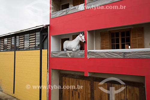  Escultura de cavalo em tamanho real na varanda de prédio  - Santa Cruz de Minas - Minas Gerais (MG) - Brasil