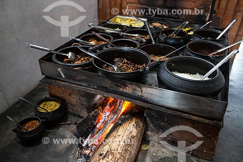  Comida típica mineira em fogão à lenha e panela de barro - Restaurante Sabor Real  - Resende Costa - Minas Gerais (MG) - Brasil