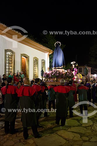  Procissão do encontro entre as imagens de Jesus Cristo e Nossa Senhora - durante a festividade de Bom Jesus dos Passos - com o Museu de Santana à direita  - Tiradentes - Minas Gerais (MG) - Brasil