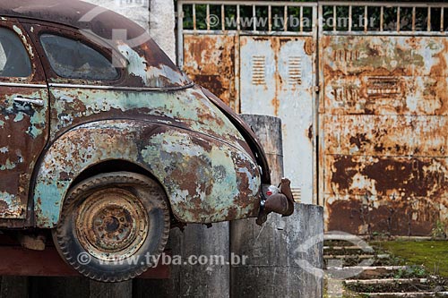  Detalhe de sucata de carro no ferro-velho  - Tiradentes - Minas Gerais (MG) - Brasil