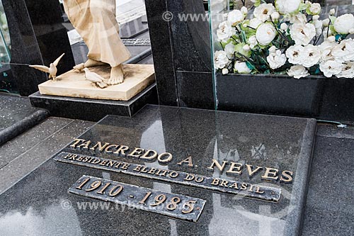  Lápide do ex-presidente Tancredo Neves no Cemitério de São João del Rei  - São João del Rei - Minas Gerais (MG) - Brasil