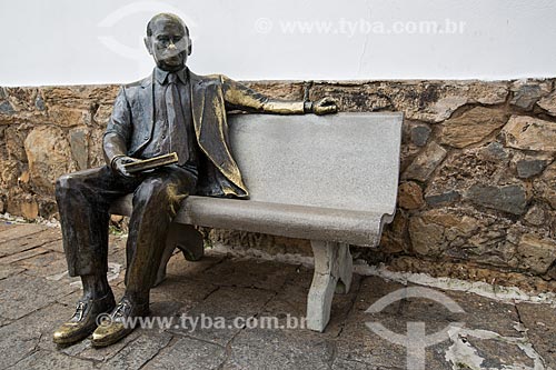  Estátua do ex-presidente Tancredo Neves em frente ao Memorial Tancredo Neves  - São João del Rei - Minas Gerais (MG) - Brasil