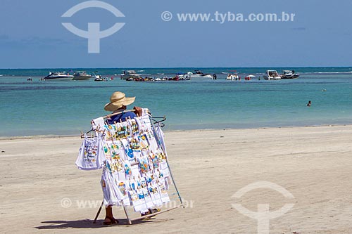 Vendedor ambulante na orla da Praia de Tamandaré  - Tamandaré - Pernambuco (PE) - Brasil