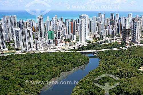  Foto aérea do Parque dos Manguezais com prédios ao fundo  - Recife - Pernambuco (PE) - Brasil