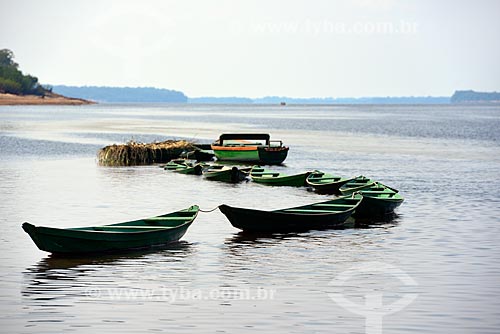  Lancha e canoas ancoradas na margem do Rio Negro - Parque Nacional de Anavilhanas  - Novo Airão - Amazonas (AM) - Brasil