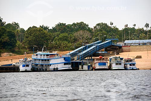  Embarcações atracadas no cais flutuante do terminal hidroviário de Novo Airão  - Novo Airão - Amazonas (AM) - Brasil