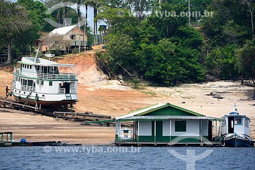  Barco sendo reparado na margem do Rio Negro  - Novo Airão - Amazonas (AM) - Brasil