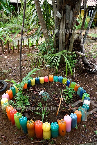  Reaproveitamento de garrafas PET e pneus na criação de horta medicinal no jardim da sede da Fundação Almerinda Malaquias - ONG Organização não-governamental  - Novo Airão - Amazonas (AM) - Brasil