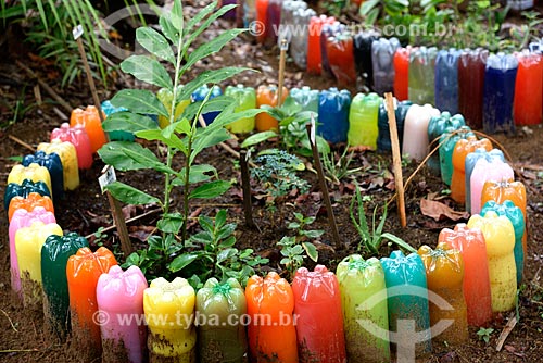  Reaproveitamento de garrafas PET e pneus na criação de horta medicinal no jardim da sede da Fundação Almerinda Malaquias - ONG Organização não-governamental  - Novo Airão - Amazonas (AM) - Brasil