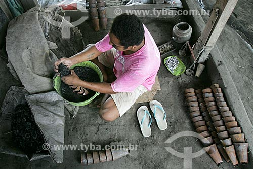  Trabalhador em fábrica de chocalhos  - Agrestina - Pernambuco (PE) - Brasil