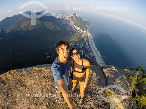  Casal no topo da Pedra da Gávea  - Rio de Janeiro - Rio de Janeiro (RJ) - Brasil
