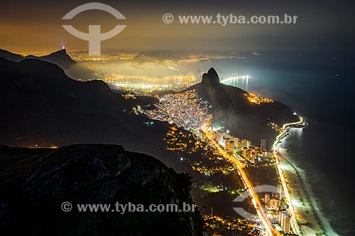 Vista noturna de São Conrado com Favela da Rocinha e Morro Dois Irmãos - Vista à partir da Pedra da Gávea  - Rio de Janeiro - Rio de Janeiro (RJ) - Brasil