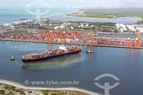  Foto aérea de navio cargueiro atracando no TECON - Terminal de Contêineres - do Complexo Portuário de Suape  - Ipojuca - Pernambuco (PE) - Brasil