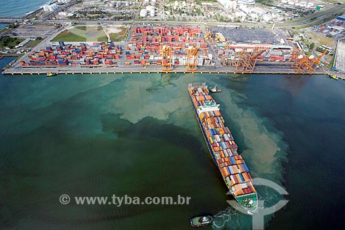  Foto aérea de navio cargueiro atracando no TECON - Terminal de Contêineres - do Complexo Portuário de Suape  - Ipojuca - Pernambuco (PE) - Brasil