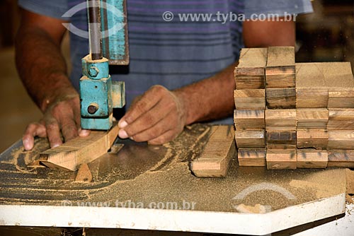  Artesão cortando peças de madeira para entalhe dos artesanatos na Associação de Produtores Nov Arte - apoiada pela Fundação Almerinda Malaquias  - Novo Airão - Amazonas (AM) - Brasil