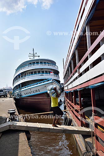  Estivador carregando mercadorias para barco atracado no Porto de Manaus  - Manaus - Amazonas (AM) - Brasil