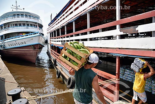  Estivador carregando mercadorias para barco atracado no Porto de Manaus  - Manaus - Amazonas (AM) - Brasil
