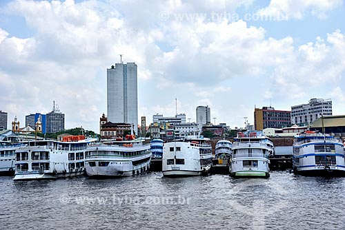  Barcos atracados no Porto de Manaus com prédios ao fundo  - Manaus - Amazonas (AM) - Brasil
