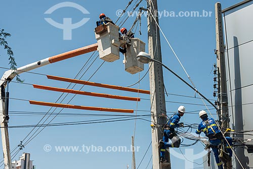  Homens trabalhando na manutenção da rede elétrica  - Petrolina - Pernambuco (PE) - Brasil
