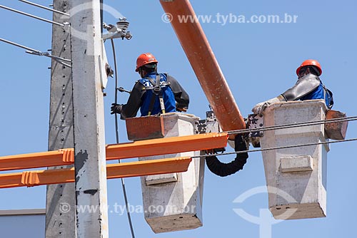  Homens trabalhando na manutenção da rede elétrica  - Petrolina - Pernambuco (PE) - Brasil