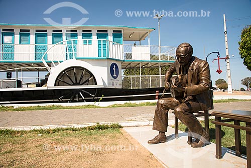  Estátua de João Gilberto e Vapor Saldanha Marinho - Primeiro barco de navegação do Rio São Francisco  - Juazeiro - Bahia (BA) - Brasil