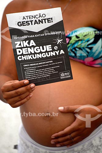  Grávida lendo panfleto com informações sobre a campanha do programa nacional contra o zika vírus, dengue e febre chikungunya  - Rio de Janeiro - Rio de Janeiro (RJ) - Brasil