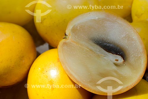  Detalhe do fruto do abieiro (Pouteria caimito) à venda em feira livre  - Rio de Janeiro - Rio de Janeiro (RJ) - Brasil
