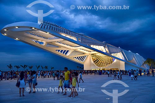  Pessoas na Praça Mauá com o Museu do Amanhã ao fundo  - Rio de Janeiro - Rio de Janeiro (RJ) - Brasil