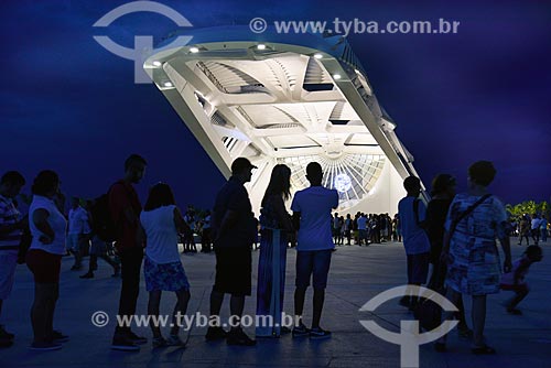  Pessoas na Praça Mauá com o Museu do Amanhã ao fundo  - Rio de Janeiro - Rio de Janeiro (RJ) - Brasil