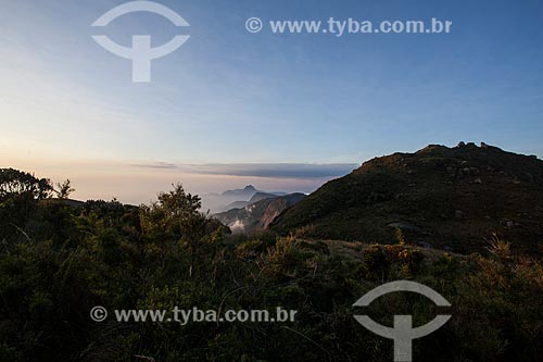  Vista de morros a partir da Pedra do Sino - durante a trilha entre Teresópolis à Petrópolis no Parque Nacional da Serra dos Órgãos  - Teresópolis - Rio de Janeiro (RJ) - Brasil