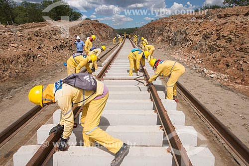  Operários colocando trava dos trilhos da Ferrovia Transnordestina  - Ouricuri - Pernambuco (PE) - Brasil