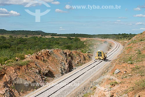  Ferrovia Transnordestina - equipamento que espalha brita entre os trilhos  - Ouricuri - Pernambuco (PE) - Brasil