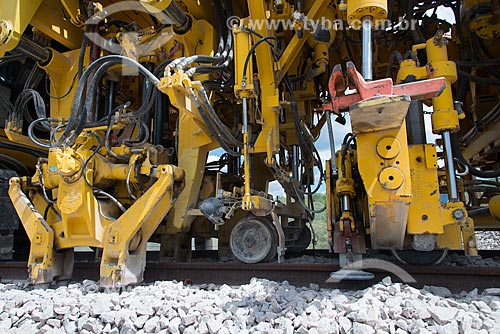  Socadeira - máquina que acomoda a brita embaixo da dormente na obra da Ferrovia Transnordestina   - Ouricuri - Pernambuco (PE) - Brasil