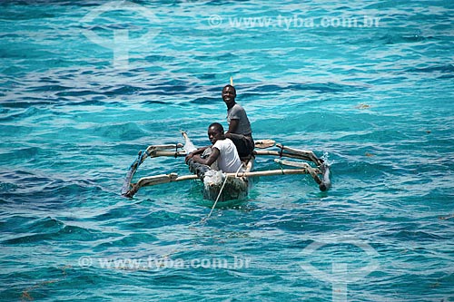  Canoa com pescadores próximo à Ilha do Ibo  - Distrito de Ibo - Província de Cabo Delgado - Moçambique
