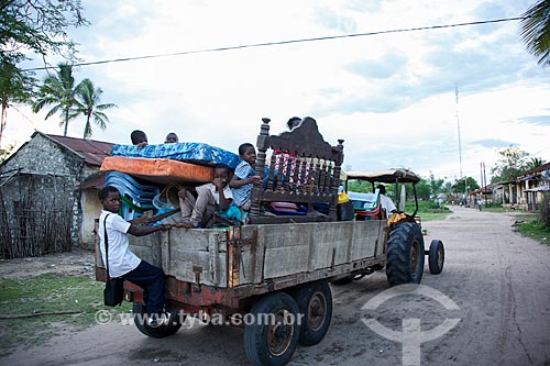  Transporte de mudança em trator no distrito de Ibo  - Distrito de Ibo - Província de Cabo Delgado - Moçambique