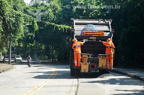  Caminhão de lixo na Estrada do Redentor  - Rio de Janeiro - Rio de Janeiro (RJ) - Brasil