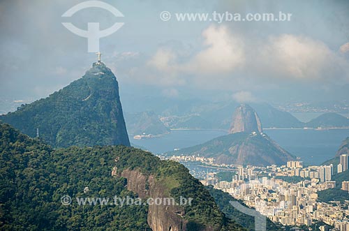  Vista geral a partir da trilha do Morro do Queimado com o Cristo Redentor e o Pão de Açúcar ao fundo  - Rio de Janeiro - Rio de Janeiro (RJ) - Brasil