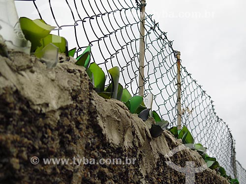  Muro com cerca e cacos de vidro  - Cidreira - Rio Grande do Sul (RS) - Brasil